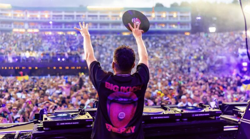 Dimitri Vegas revives the art of vinyl DJing with Tomorrowland  2025 set – available now on YouTube
